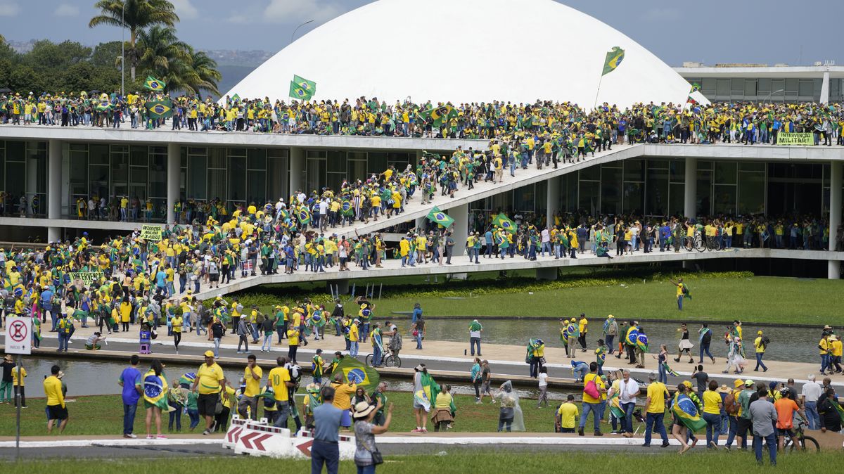 Příznivci Bolsonara pronikli do prezidentského paláce